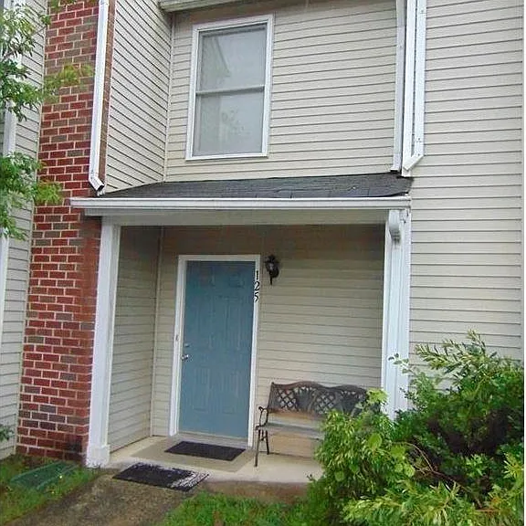 125 Wexford Dr E — Photo 2