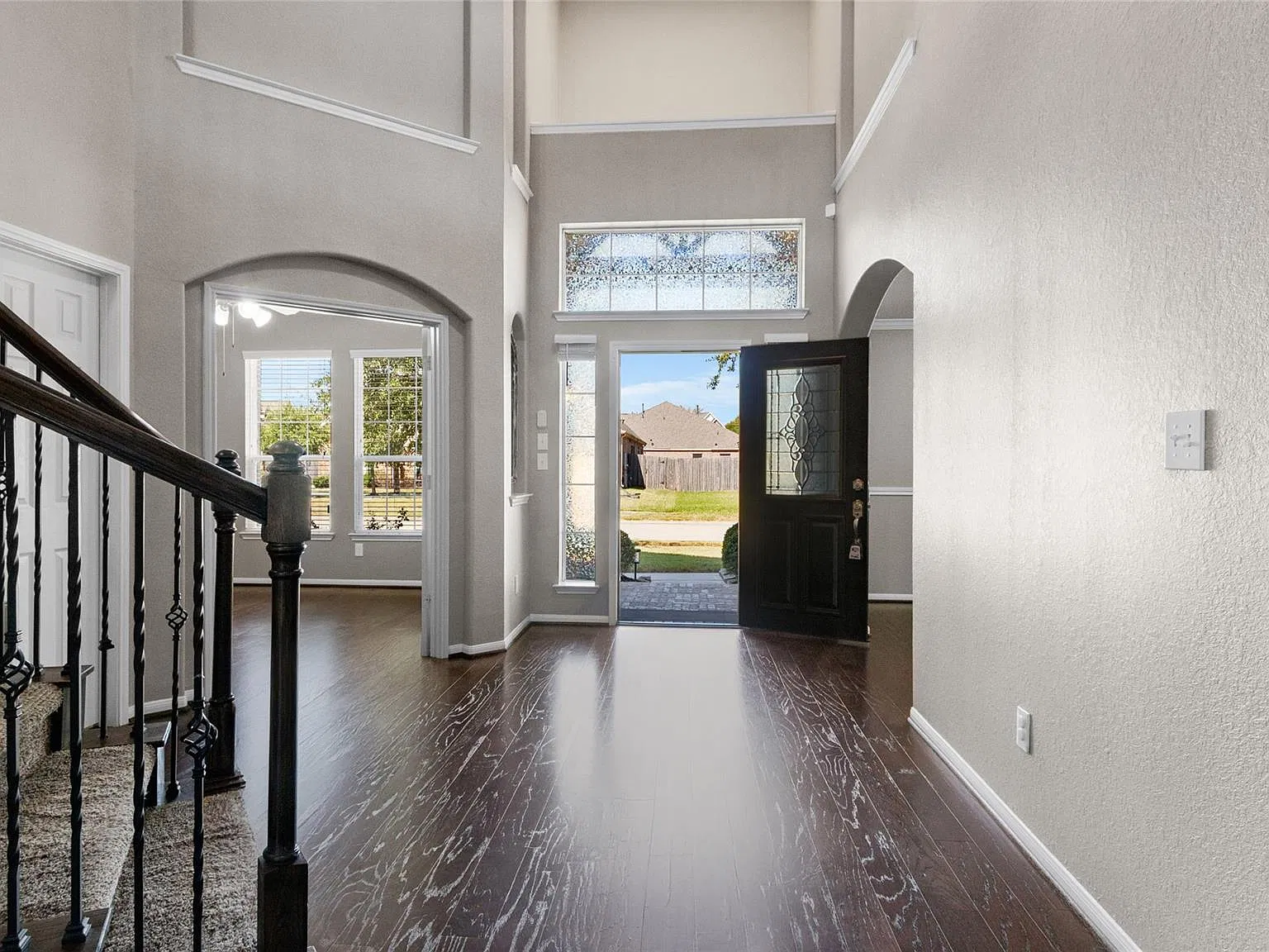5 bed, 3.5 bath, 3554 sqft, $3,700 — Photo 4