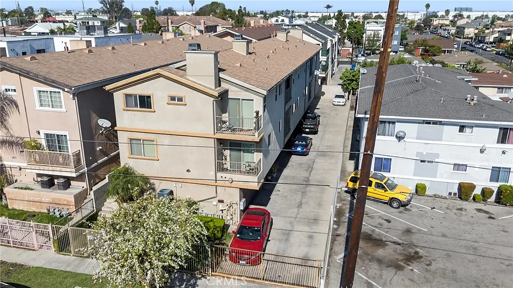 3 bed, 2.5 bath, 1860 sqft, $4,000 — Photo 2