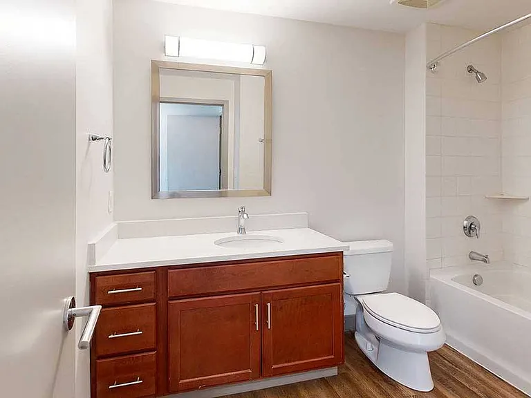 Midtown Crossing Apartments — Photo 98