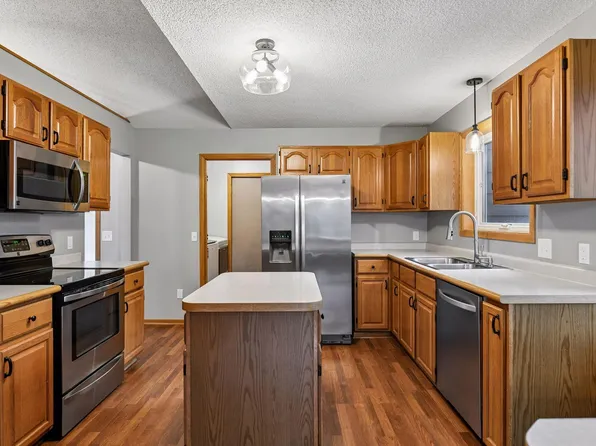 667 Liberty Heights Dr, Chaska, MN 55318