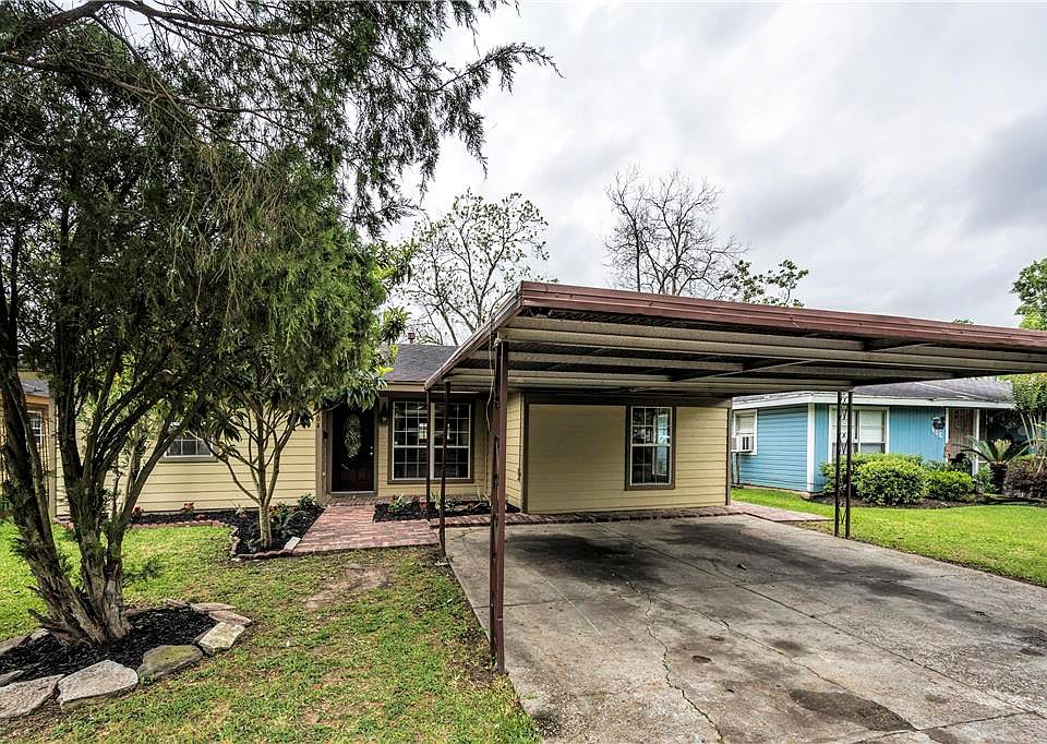 1st image of 404 Oaks Dr