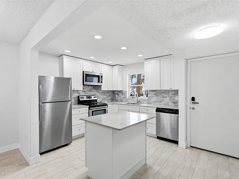 4775 Cove Cir #106 — Photo 6