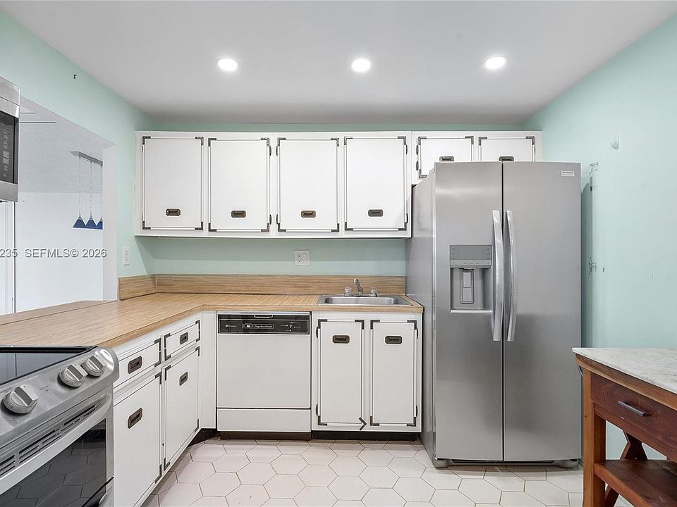 1st image of 600 Parkview Dr APT 927