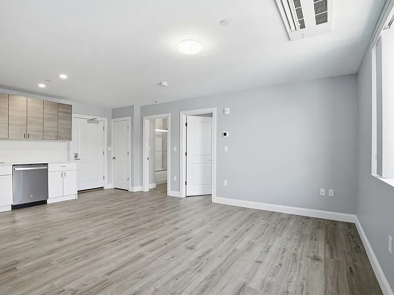 632 Centre St #302 — Photo 3