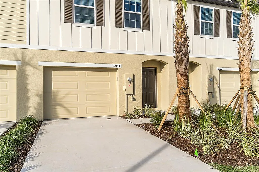 3 bed, 2.5 bath, 1708 sqft, $1,995 — Photo 2