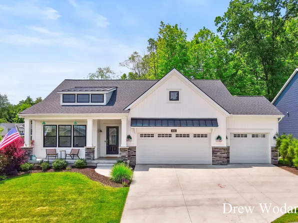 8205 Autumn Acres Dr, Rockford, MI 49341