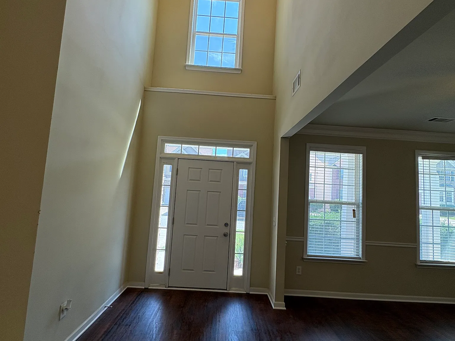 5 bed, 3031 sqft, $2,800 — Photo 2