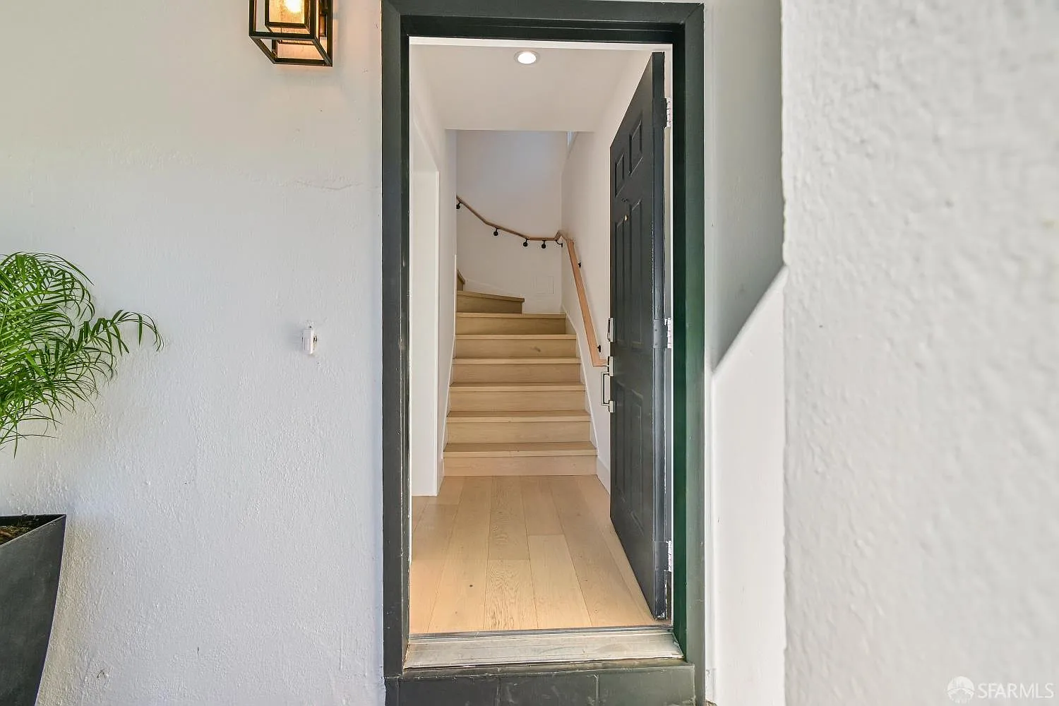 2 bed, 1.0 bath, 1100 sqft, $8,500 — Photo 3