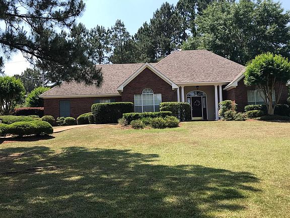 3rd image of 2101 Woodlands Dr