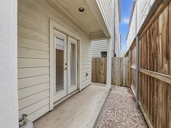 3rd image of 960 W 24th St