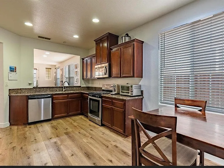 220 Candela Cir — Photo 6