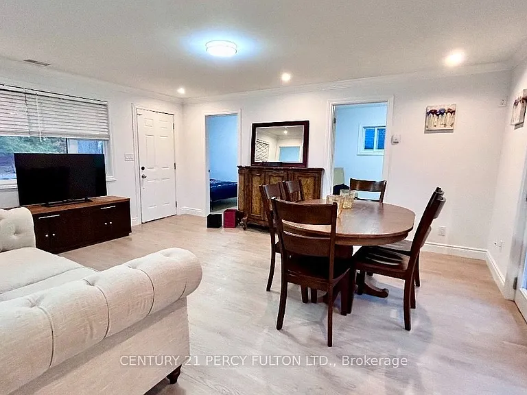 242 Simcoe Ave — Photo 4