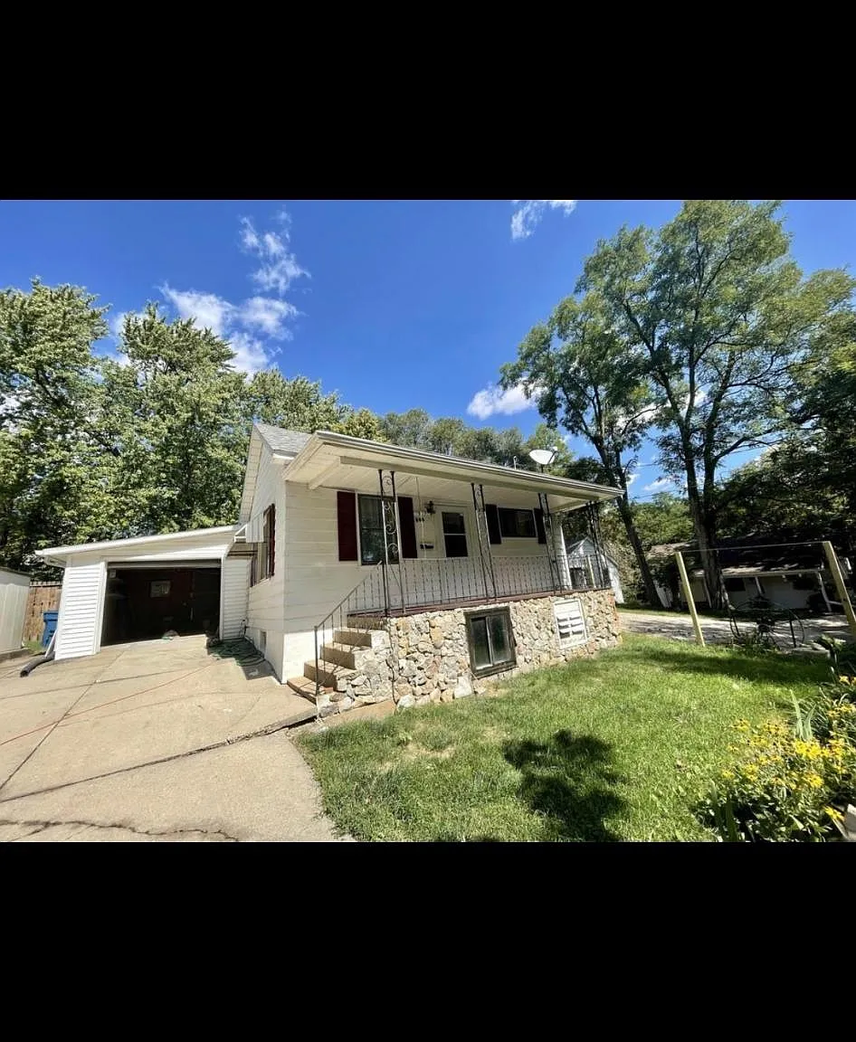 809 Bluff Ct — Photo 1