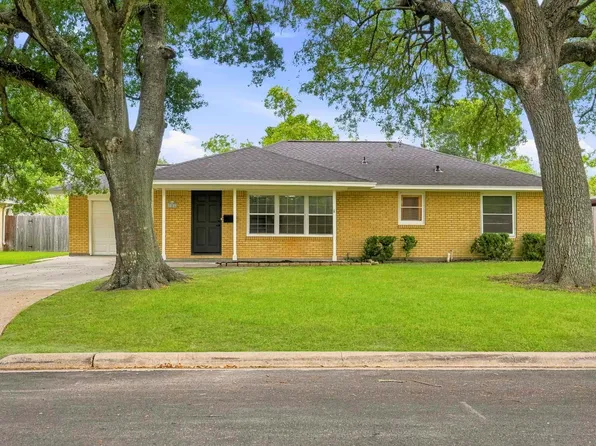 106 S Pin Oak Dr, Texas City, TX 77591