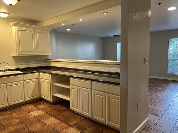 3rd image of 507 S Bonner Ave Ste C
