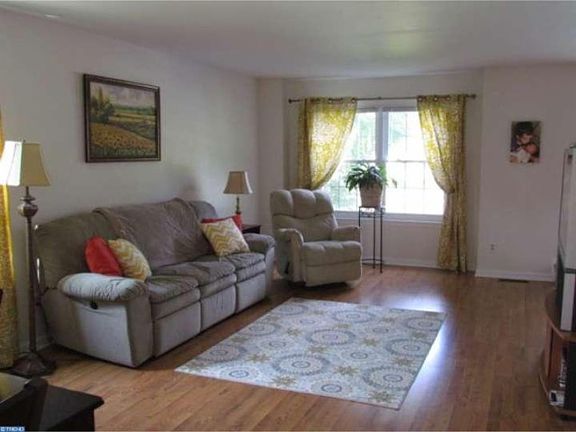 5th image of 13 Violet Ln #162C