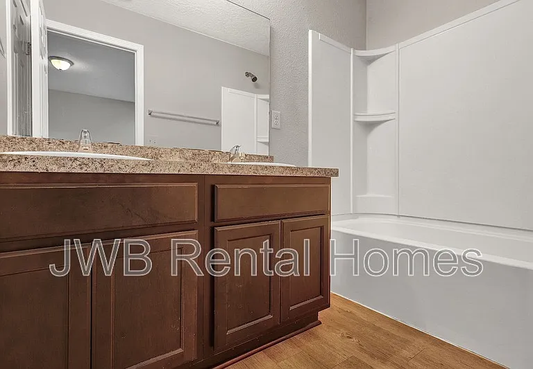 4643 Williamsburg Ave — Photo 12