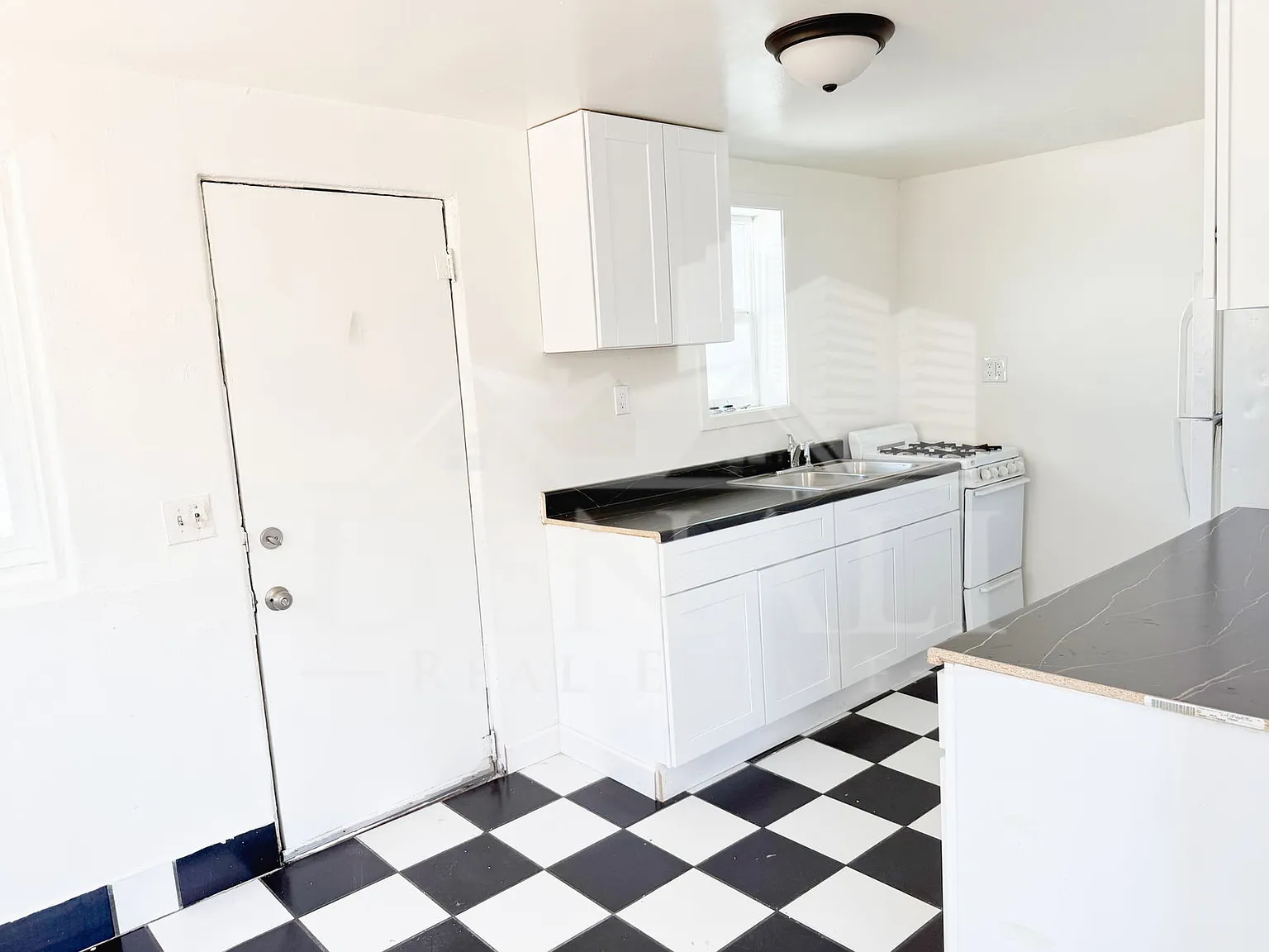 1 bed, 1.0 bath, 650 sqft, $895 — Photo 4