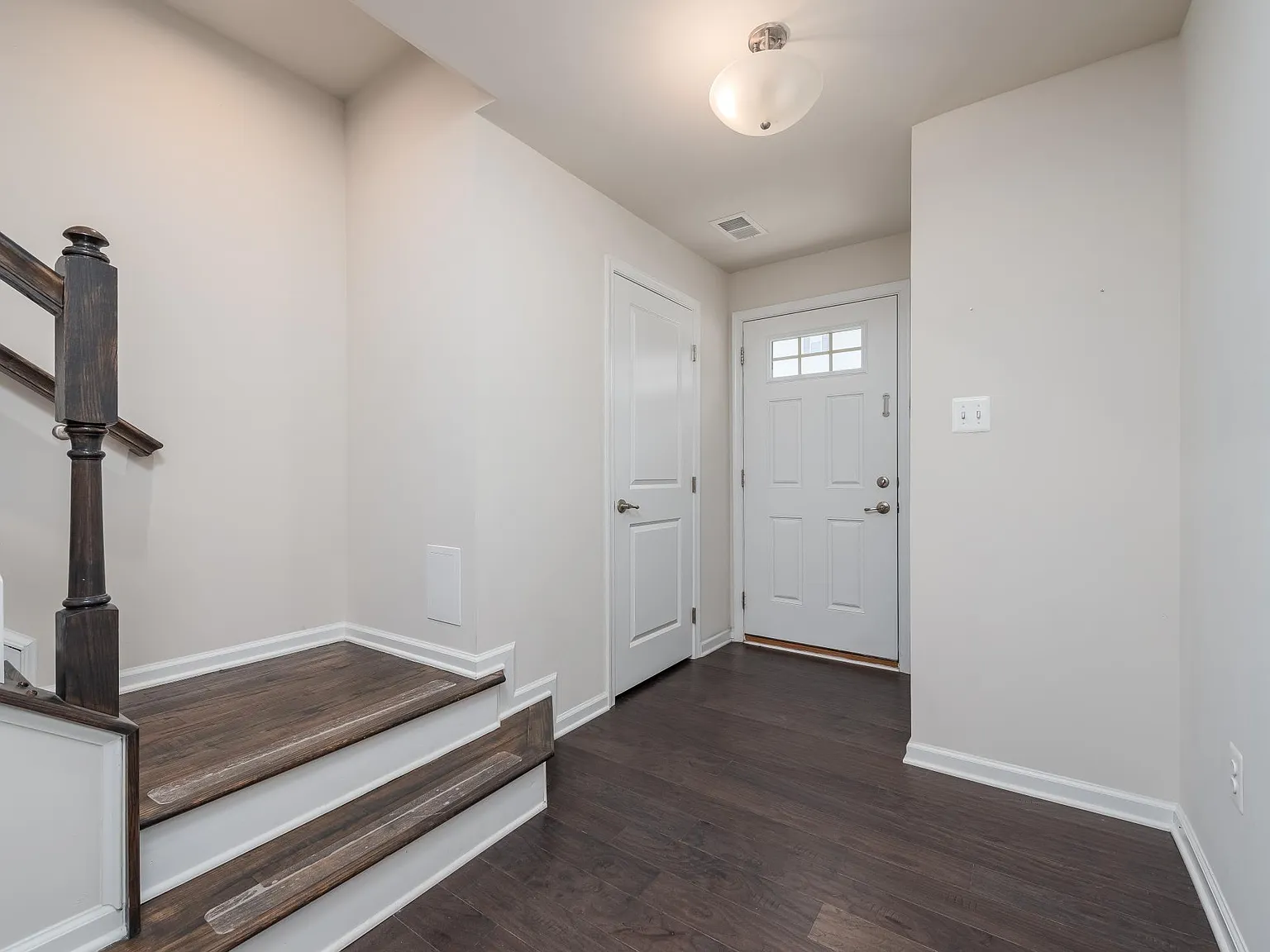 3 bed, 1960 sqft, $3,000 — Photo 2