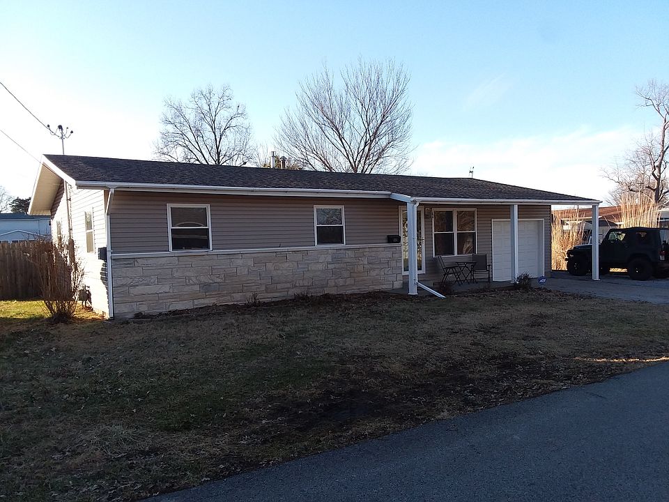 1st image of 404 S Eisenhower Dr