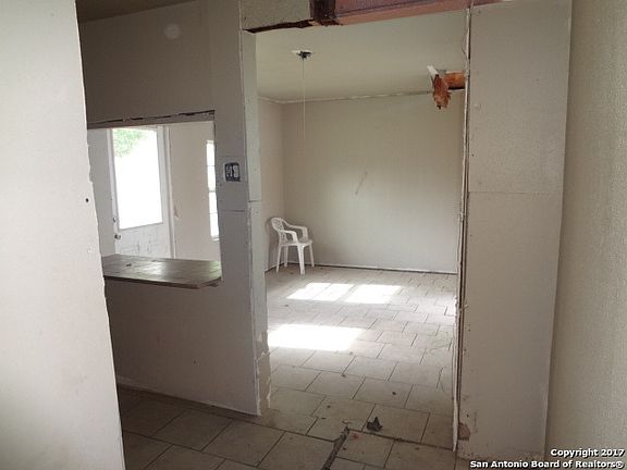 5th image of 2222 Bronte St