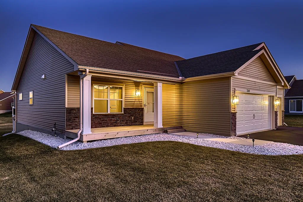 4 bed, 3.5 bath, 2402 sqft, $3,095 — Photo 2