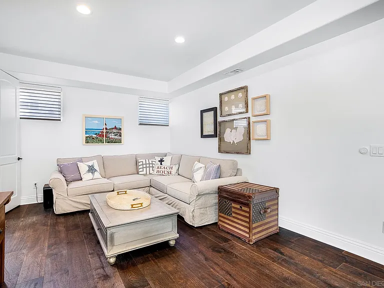 1070 Coronado Ave — Photo 38