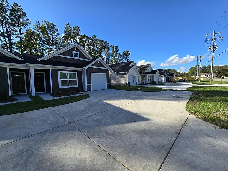 1128 Russell Ave — Photo 2