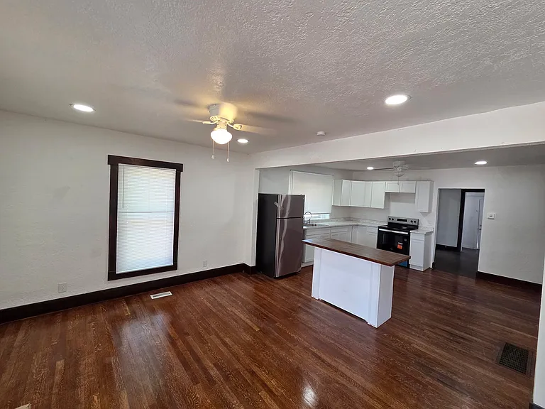 1102 W Arroyo Ave — Photo 2
