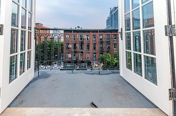 Rented by PREMIUM US INC | media 9