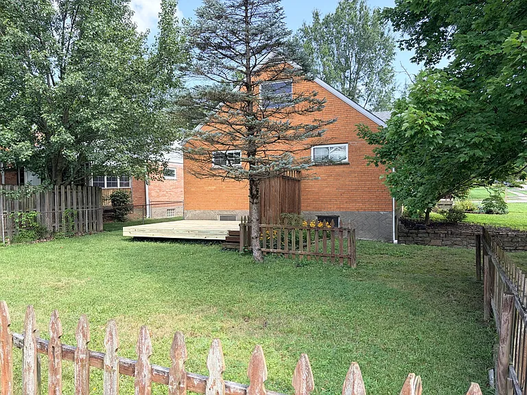 1005 Archland Dr — Photo 3