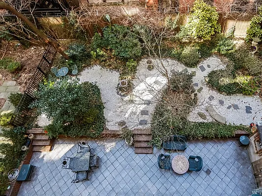 Sold by Sotheby's International Realty | media 9