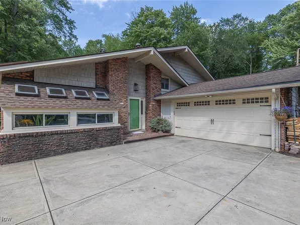 5547 Barton Rd, North Olmsted, OH 44070