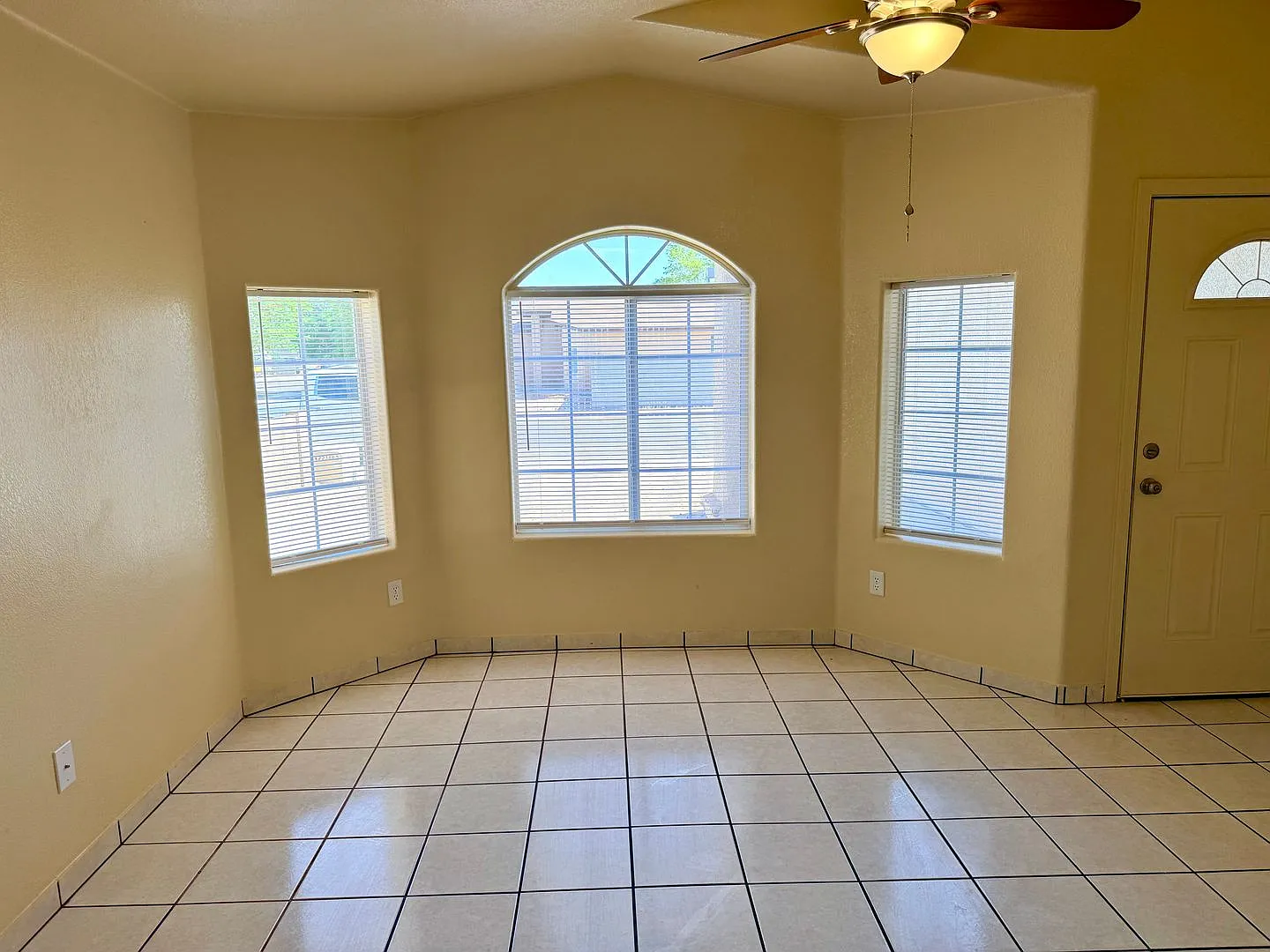Three Bedroom Home with Two Car Garage and Fenced Lot in San Luis AZ. — Photo 4
