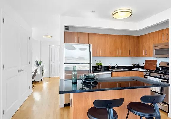 4th image of 20 West St #33E