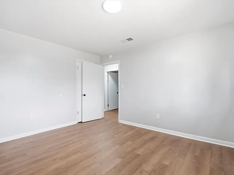 924 W Huntington Ave — Photo 23