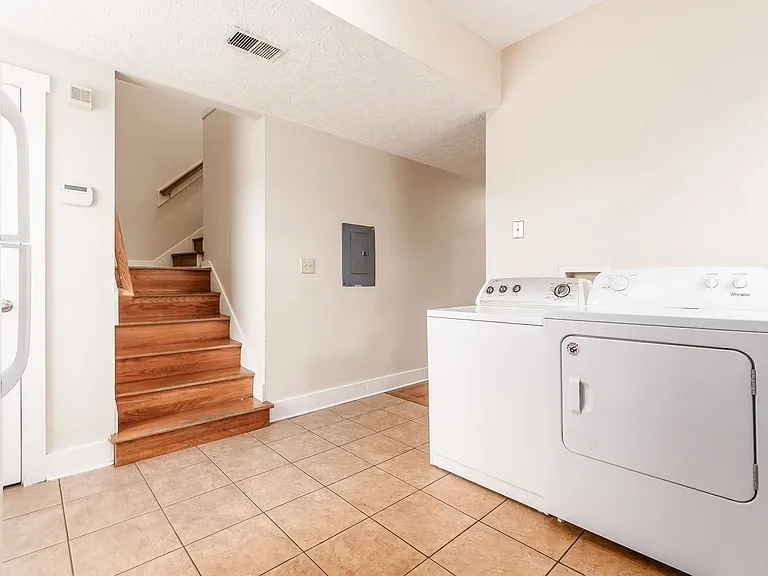 1371 Summit St #C — Photo 5