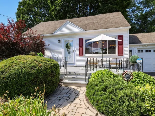318 Palmer Dr, North Syracuse, NY 13212