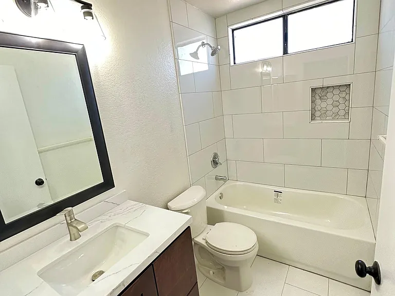 Second bath with tub/shower and soap niche