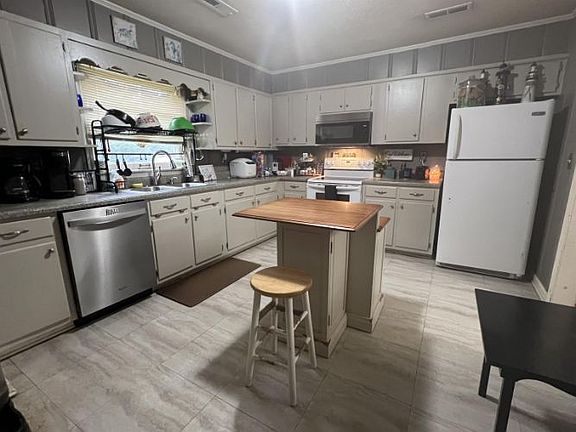 3rd image of 100 Deberry St