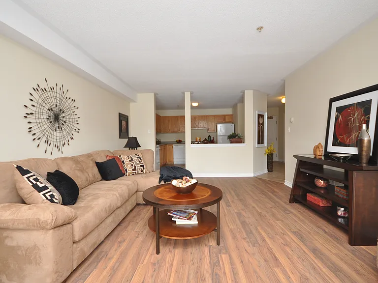 76 Fairfax Dr — Photo 3