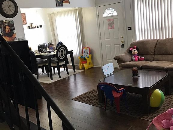 2nd image of 1714 Queensbury Cir