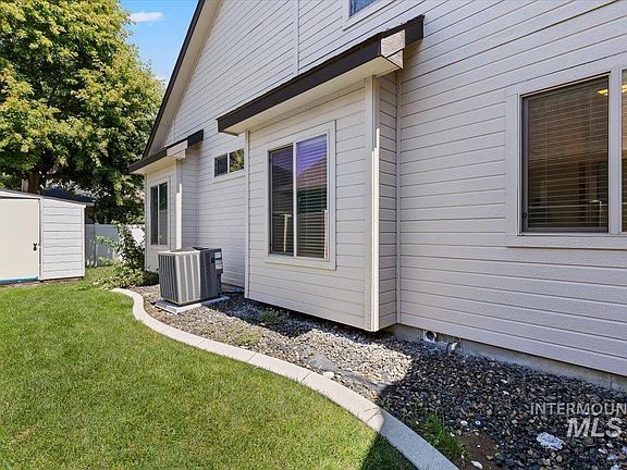 5th image of 898 W Yosemite Dr