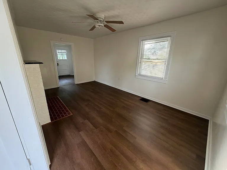 203 W Elm St — Photo 7