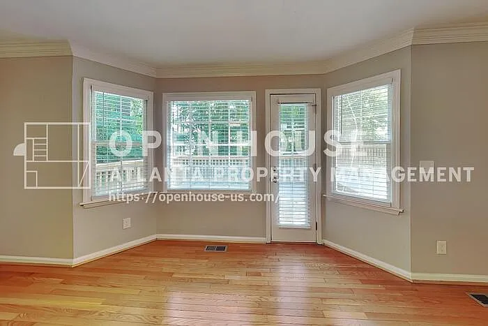 4 bed, 2.5 bath, 2716 sqft, $2,690 — Photo 3