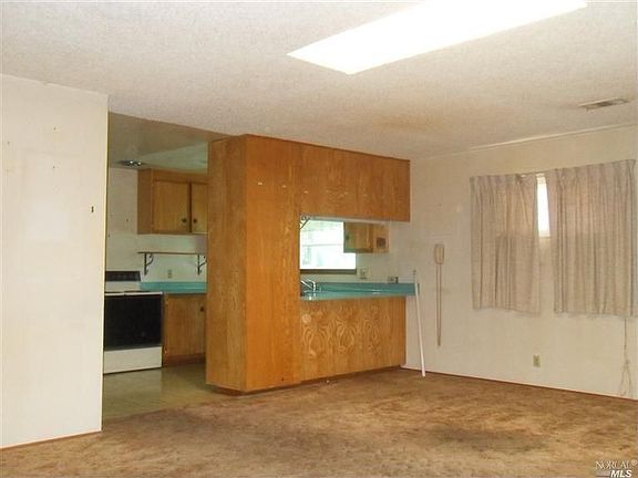 5th image of 366 Elsinore Dr