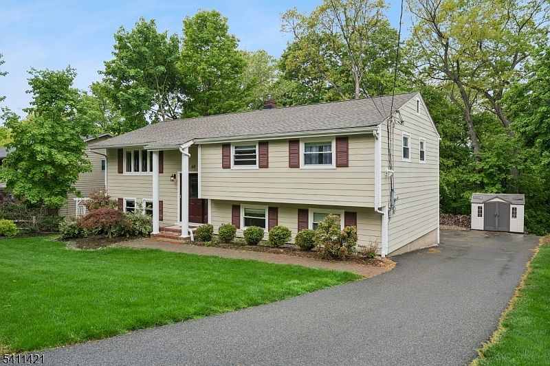 1st image of 60 Edgemere Rd
