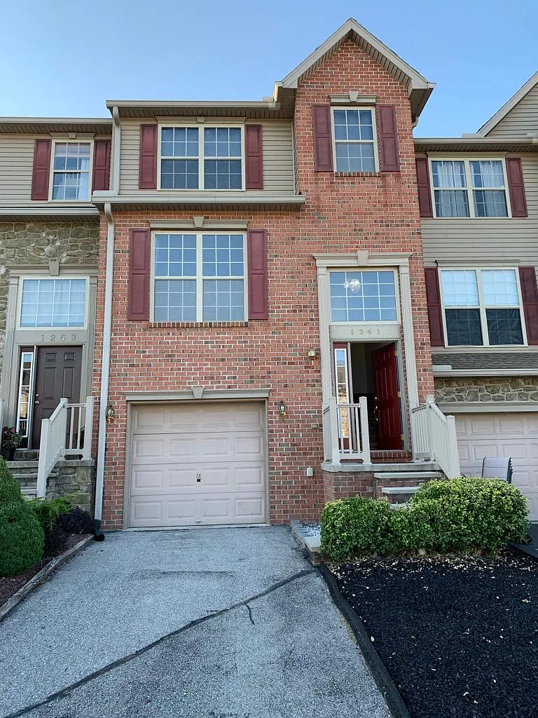 1261 Wanda Dr — Photo 1