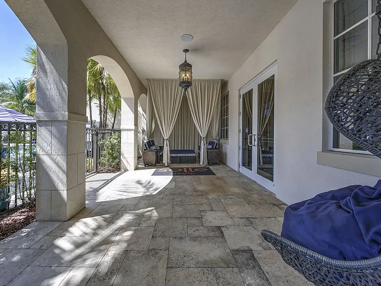 Solle Davie Luxury Apartments — Photo 18